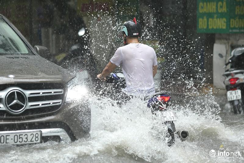 Nhiều người phải rẽ sóng khi đi trên đường.