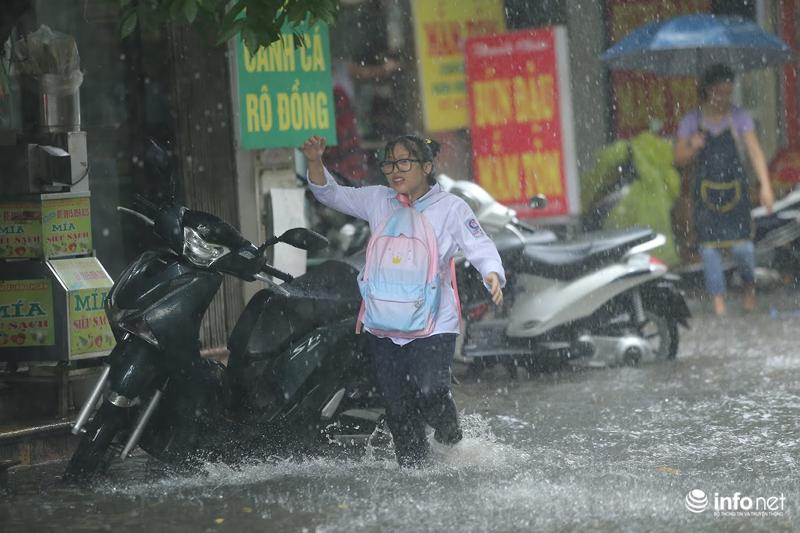 Nhiều em học sinh không mang áo mưa theo, nên đã ướt như "chuột lột".