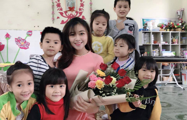 Thời điểm đó, Nhật Linh đang là giáo viên thực tập tại một trường mầm non. Bức ảnh cô nàng "selfie" với các em nhỏ được dân mạng truyền tay nhau rộng rãi. 