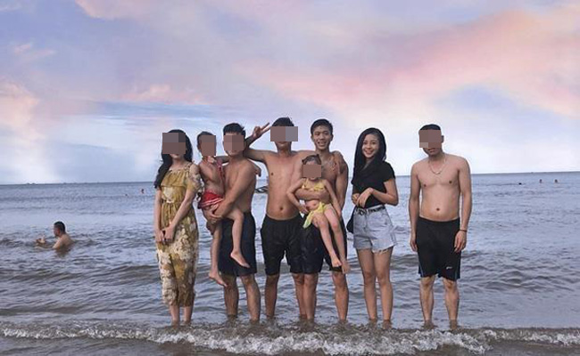 Bên cạnh đó, cả hai còn cùng xuất hiện trong một bức ảnh "check-in" trên bãi biển do anh trai Nhật Linh đăng tải trên Facebook. 