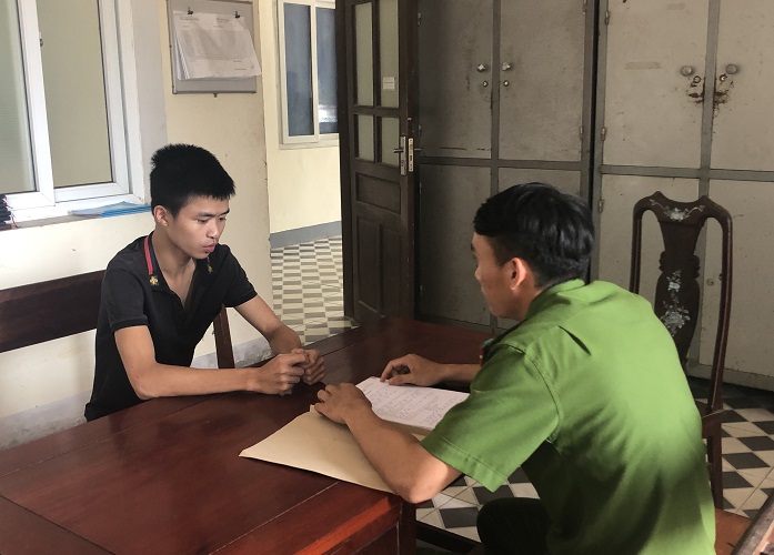 &nbsp;Đối tượng Hùng bị bắt giữ tại CQĐT (ảnh CAHT).