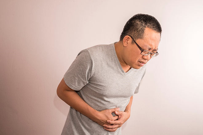 Người viêm đại tràng khổ sở với các triệu chứng hành hạ