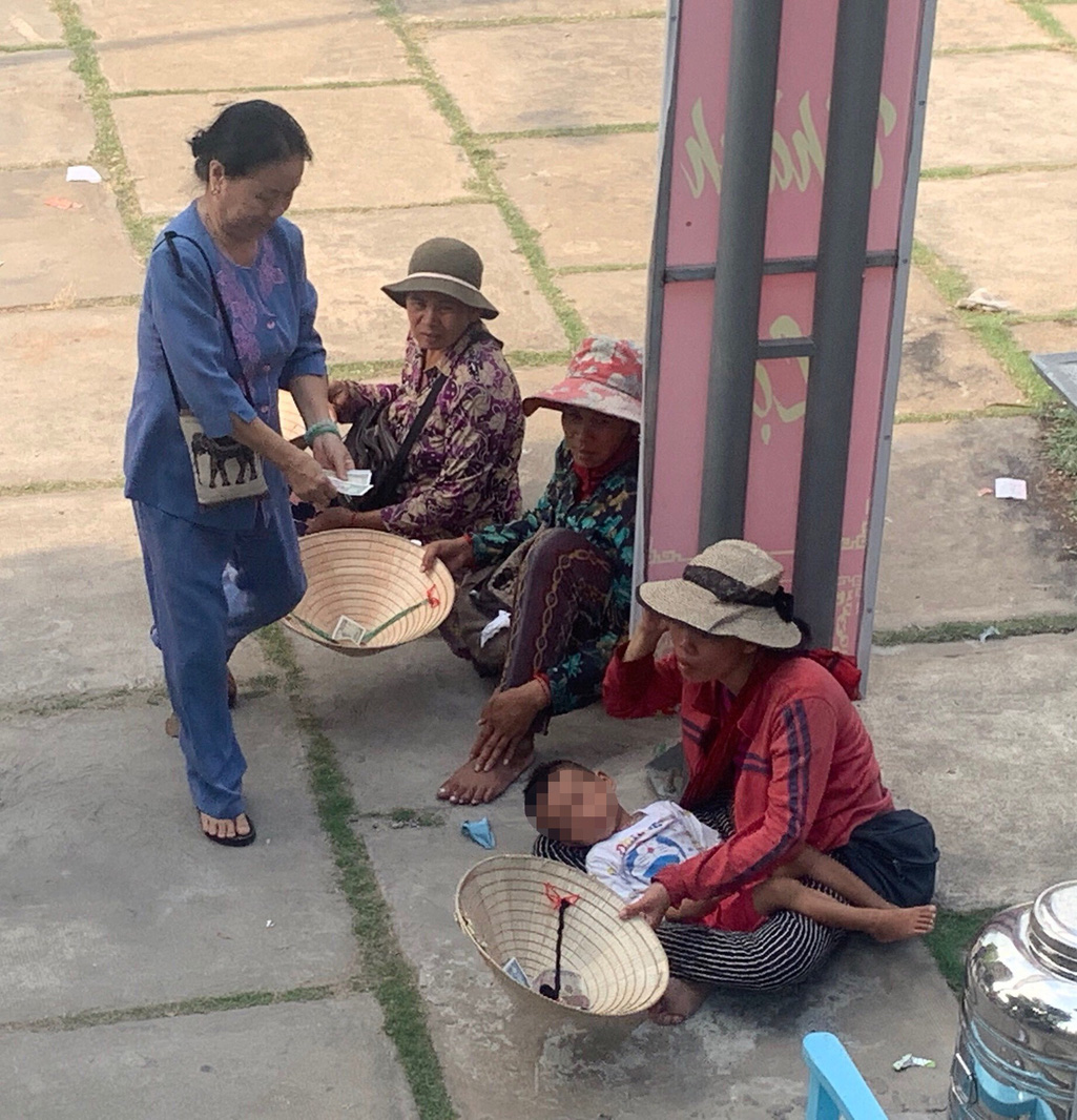 Lực lượng “cái bang” trước cổng chùa M.Đ.Q (quận 2) kiếm được khá nhiều tiền từ khách hành hương