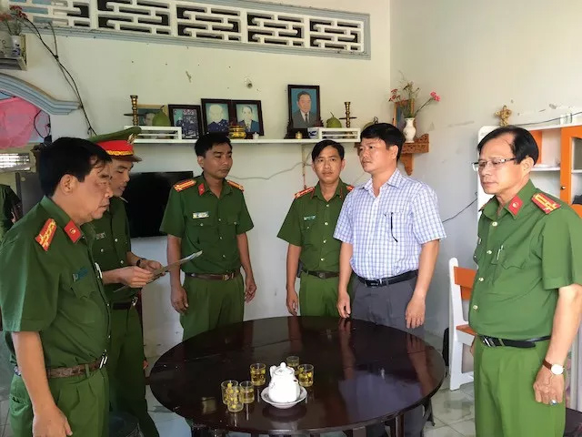 Ông Trần Trường Sơn nghe đọc lệnh bắt tạm giam. Ảnh: Công an Trà Vinh