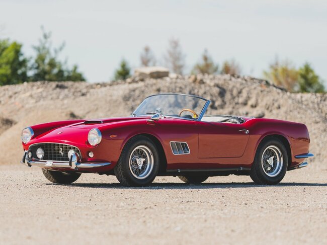 1962 Ferrari 250 California SWB Spider của Scaglietti: 13 triệu đô la &#40;hơn 300 tỷ VND&#41;. Ferrari đã chế tạo 56 chiếc 250 GT California Spiders. Hiện chỉ còn bốn người sở hữu dòng xe này trong 50 năm qua.