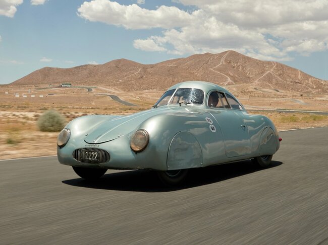 1939 Porsche Type 64: 20 triệu đô la &#40;hơn 460 tỷ VND&#41;. Đây là chiếc xe lâu đời nhất của Porsche và được điều khiển bởi người sáng lập - Ferdinand Porsche.