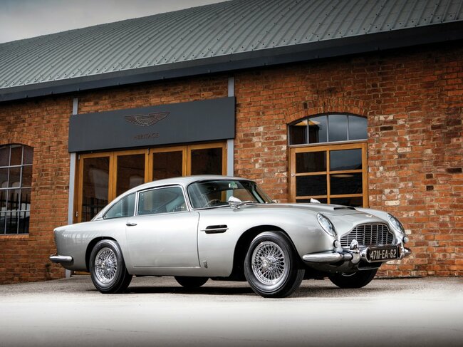 1965 Aston Martin DB5 "Bond Car": 6 triệu đô la (140 tỷ VND). Nhân vật điện ảnh nổi tiếng "James Bond" đã lái chiếc xe này trong các bộ phim "Goldfinger" và "Thunderball".