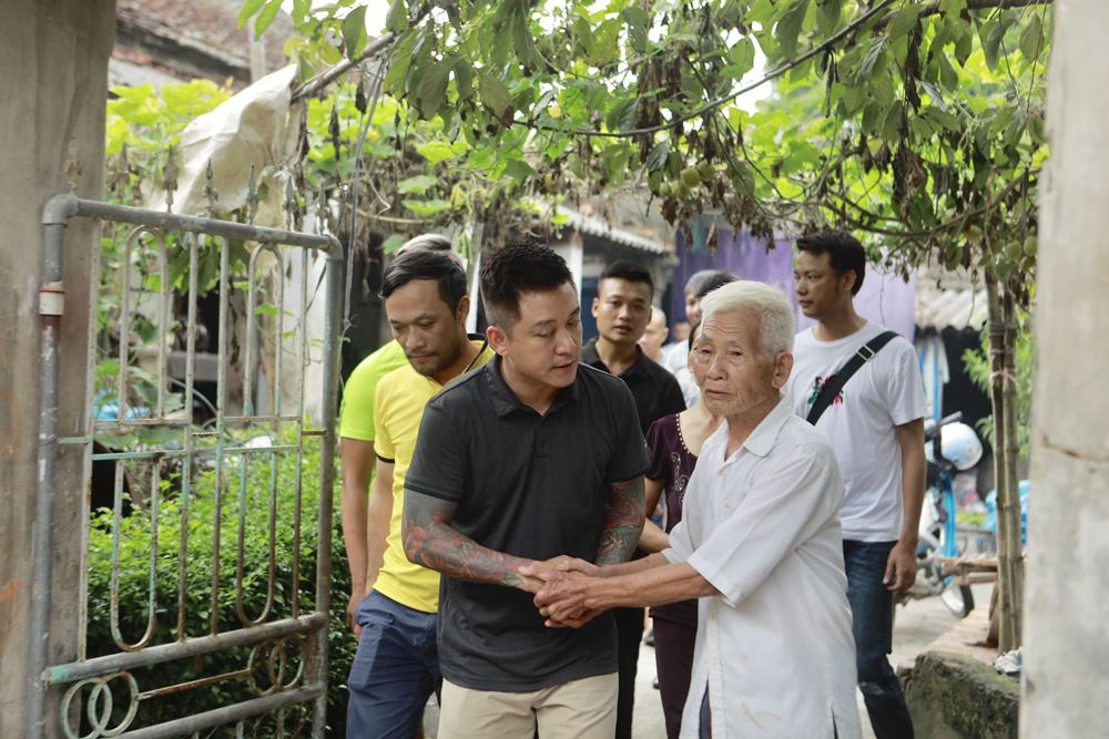 Xót xa trước hoàn cảnh của cô gái không may gặp tai nạn giao thông, Tuấn Hưng không ngần ngại về Nam Định thăm và động viên gia đình nạn nhân.