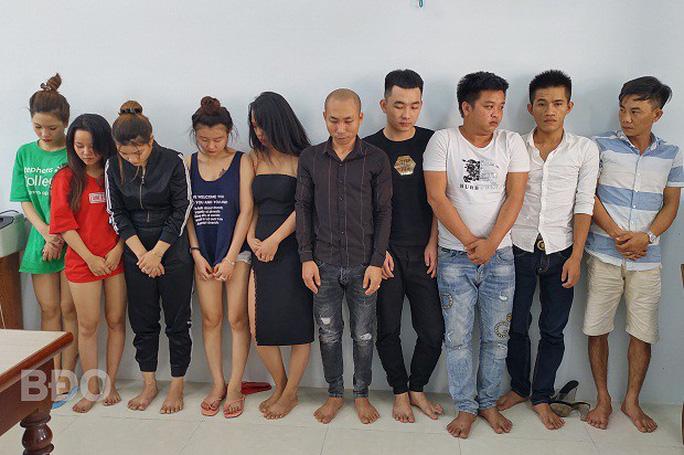 Nhóm đối tượng phê ma túy vừa được phát hiện trong khách sạn ở Quy Nhơn - ảnh: Báo Bình Định
