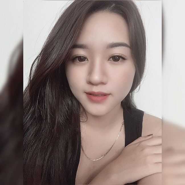 So với các cô bạn gái khác của cầu thủ Việt, Dung Trần có vẻ kín tiếng hơn. Cô khá ít khi đăng tải hình ảnh cá nhân lên mạng xã hội. 