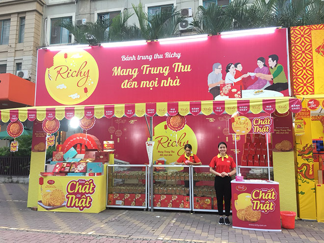 Gian hàng bánh Trung thu Richy với sắc màu rực rỡ, nổi bật