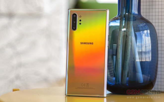 Galaxy Note10+ có thêm camera thứ 4 và kích cỡ lớn hơn hẳn.