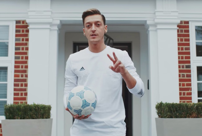 Sau 2 vòng đầu tiên của ngoại hạng Anh, Mesut Ozil không thi đấu. Trong trận "đại chiến"  Arsenal - Liverpool vào lúc 23h30 tối nay (24/8) (giờ Việt Nam), cầu thủ tài năng này sẽ trở lại thi đấu, đó được xem là tin vui cho "pháo thủ" Arsenal.