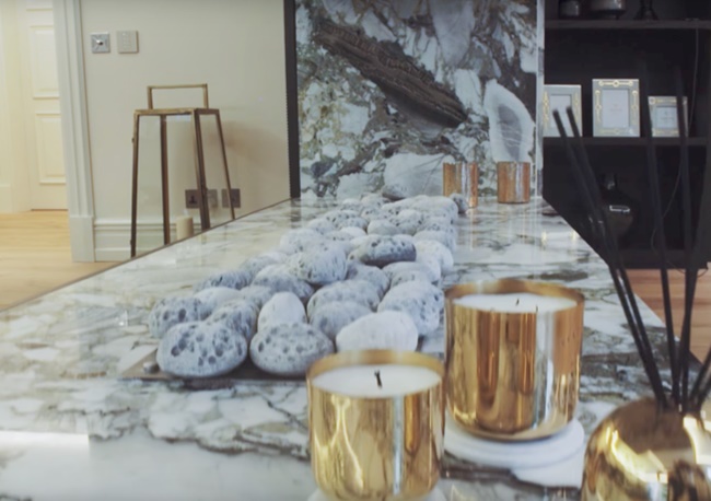 Tất cả đá cẩm thạch dùng cho phòng khách đều được chuyển đến từ Thổ Nhĩ Kỳ và được một người bạn của Mesut Ozil làm thiết kế nội thất thiết kế.