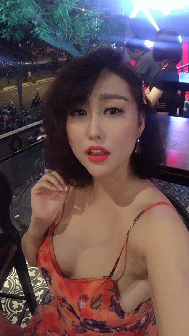 Ngay cả khi đi ăn, Vân Phi cũng trở thành tâm điểm chú ý vì diện trang phục sexy. Nhan sắc hiện tại của cô cũng nhận được nhiều lời khen của khán giả.