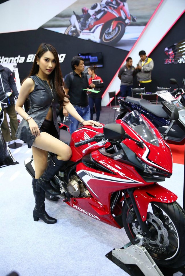 Chiếc Honda CBR500R màu đỏ chót.