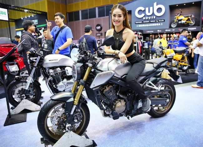 Chiếc Honda CB1000R mang phong cách cafe racer.