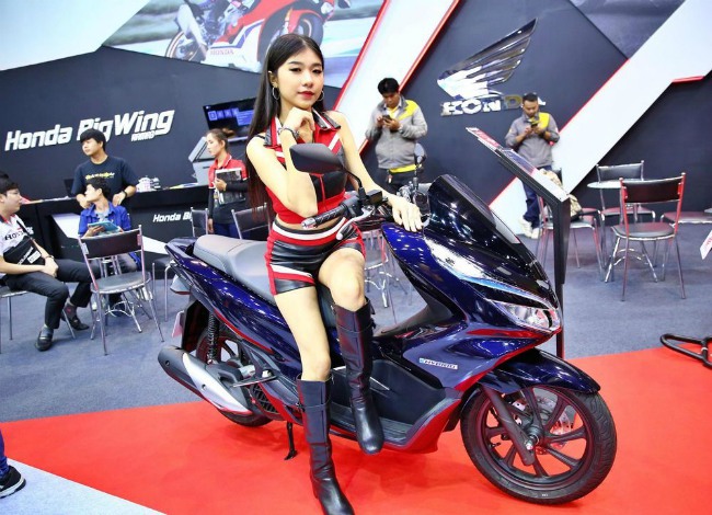 Người đẹp bên Honda PCX tại Big Motor Sale 2019.