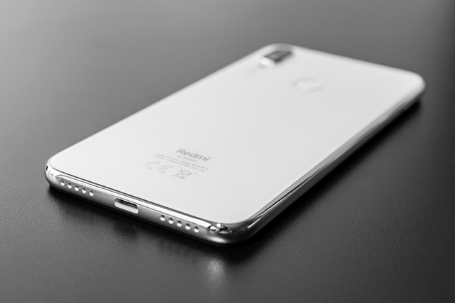 Mặt lưng màu trắng với lớp kính Gorilla Glass 5 trên Redmi Note 7 dưới những điều kiện ánh sáng khác nhau sẽ phản chiếu những đường sáng lấp lánh.