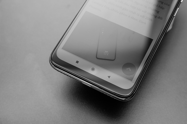 Xiaomi còn mạ viền kim loại bóng cho phiên bản trắng ánh trăng của Redmi Note 7.