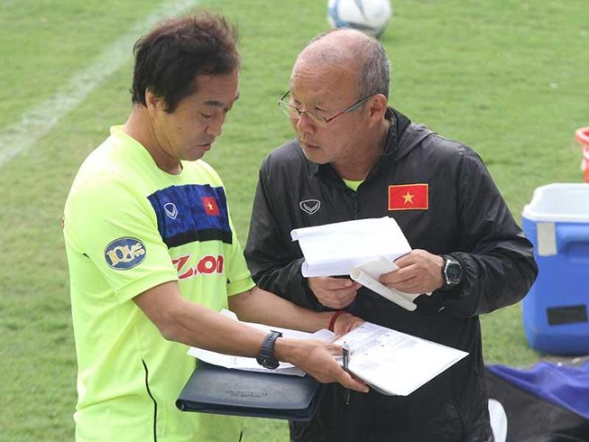 HLV Park Hang-seo và trợ lý Lee đã lên danh sách các cầu thủ để chuẩn bị cho trận gặp Thái Lan. &nbsp;Ảnh: NGỌC DUNG
