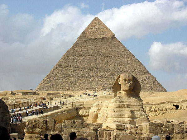 Kim tự tháp Giza là 1 trong 7 kỳ quan của thế giới.