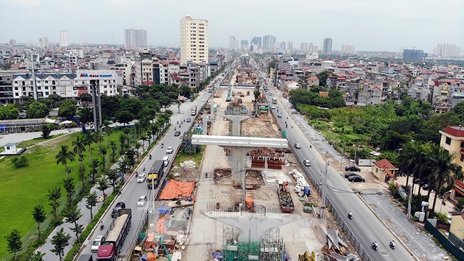 &nbsp;Đại công trường đường vành đai 3 trên cao nối dài giữa ngã tư Mai Dịch - Xuân Thủy - Hồ Tùng Mậu với cầu Thăng Long đang khẩn trương thi công nhằm đạt tiến độ trong năm tới.