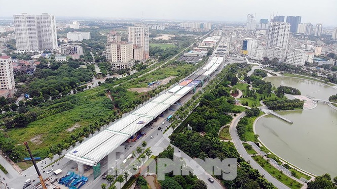 Còn đây là hình ảnh đường trên cao đã thành hình gần khu vực điểm cuối, nơi chạy qua công viên Hòa Bình và tiếp giáp gần phía cầu Thăng Long.