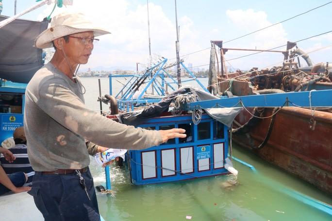 Ông Cao Văn Thơ hỗ trợ xử lý một tàu cá gặp nạn của Nghiệp đoàn Nghề cá Vĩnh Trường