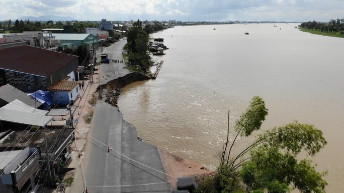 Quốc lộ 91, đoạn qua xã Bình Mỹ, huyện Châu Phú, tỉnh An Giang bị sạt lở.