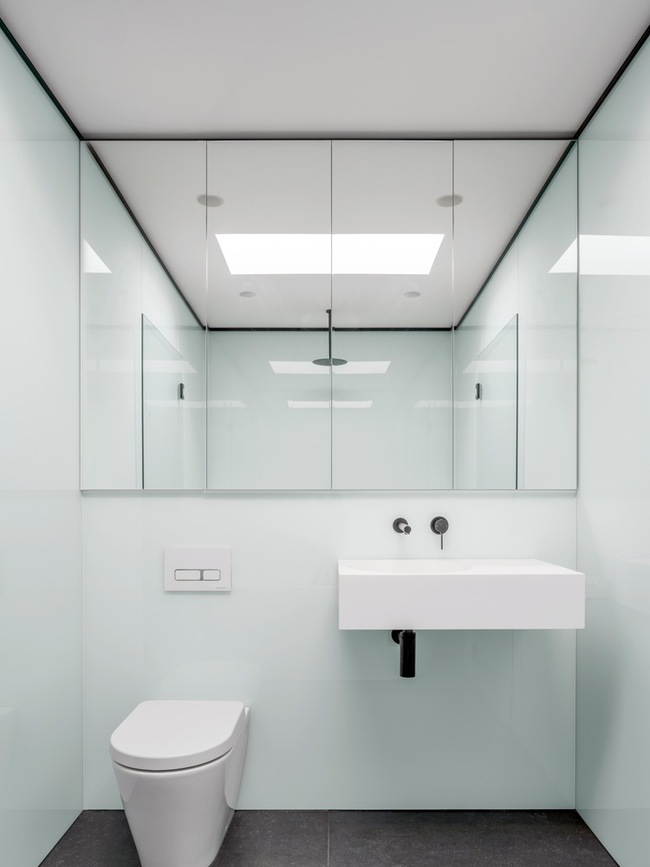 Phòng tắm sử dụng màu sáng, kết hợp với tấm gương lớn, giúp không gian trở nên rộng rãi hơn rất nhiều.