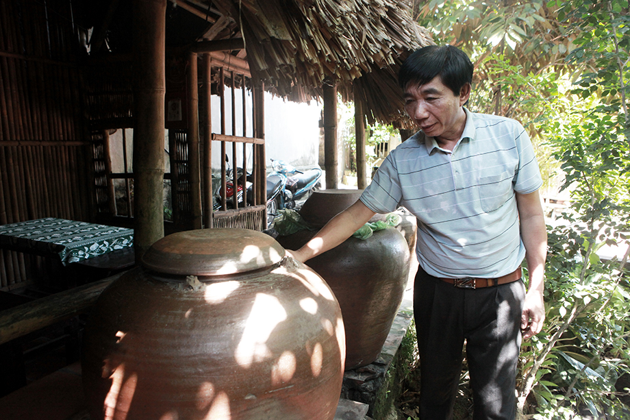 &nbsp;Ông Nguyễn Văn Hùng, chủ nhân của ngôi nhà gỗ cổ.