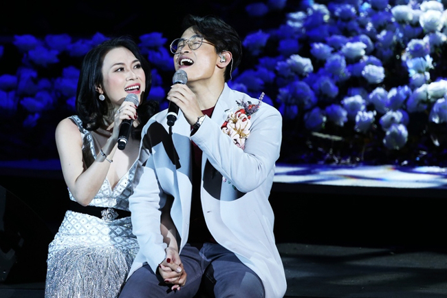Bởi Mỹ Tâm và Hà Anh Tuấn thường xuyên có những khoảnh khắc tình tứ với những cái nắm chặt tay khi hát chung trên sân khấu.