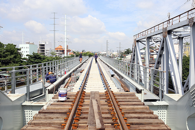 Đường sắt khổ 1m, vận tốc thiết kế 100km/h. Hiện đơn vị thi công đã hoàn thành 15/15 mố trụ và 14/14 nhịp dầm, dàn thép.&nbsp;