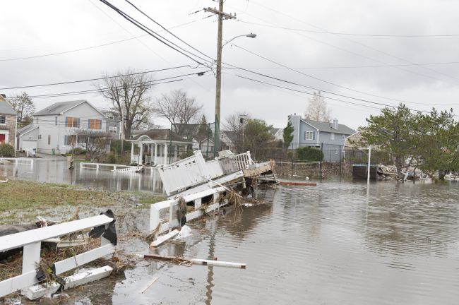 &nbsp;“Đường phố bị ngập lụt sau cơn bão Sandy tại bang Florida (Mỹ) cho thấy thiệt hại có thể xảy ra ở các khu vực ven biển dễ bị tác động.&nbsp;Chúng ta nên lập kế hoạch cho sự rút lui không thể tránh khỏi cho các cộng đồng ven biển dễ bị tổn thương như vậy ngay bây giờ” - các nhà khoa học lập luận (Ảnh từ Livescience)