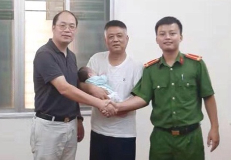 Công an TP Hà Nội trao trả bé trai sơ sinh cho người nước ngoài trong vụ án Tổ chức cho người khác nhập cảnh vào Việt Nam trái phép.