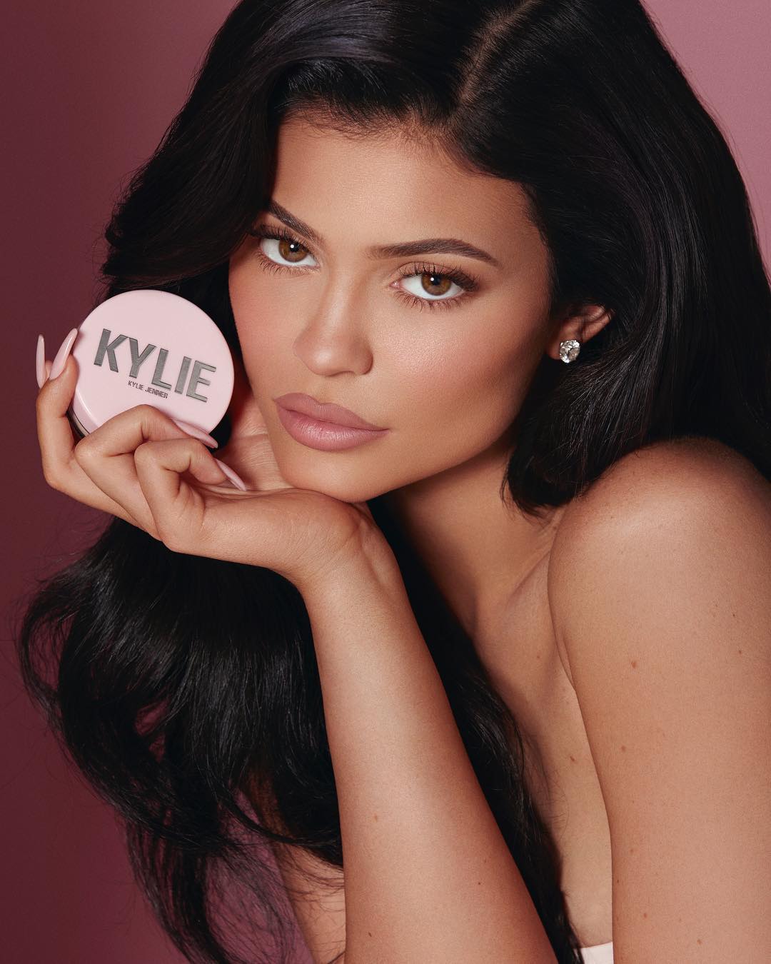 Kylie Jenner là chủ thương hiệu Kylie Cosmetics.