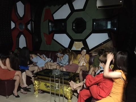 Công an kiểm tra tại quán karoke.