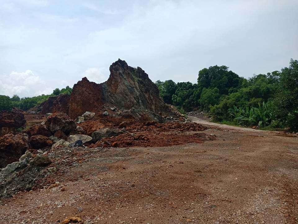 Mỏ đất mà Công ty cổ phần KH Group khai thác bị người dân nhiều lần phản ánh về tình trạng ô nhiễm môi trường, gây bức xúc