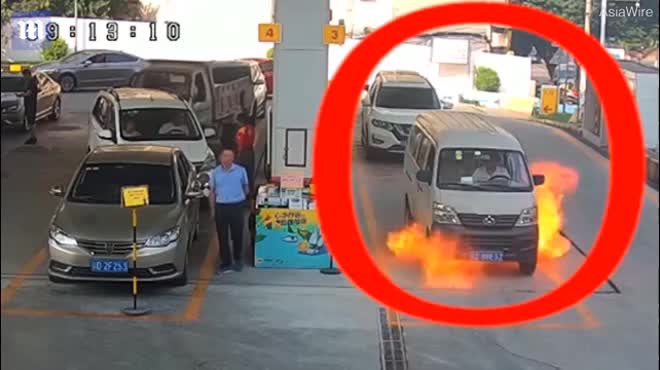 TQ: Vừa đổ xăng xong thì xe bốc cháy dữ dội, tài xế hoảng loạn đến tội nghiệp
