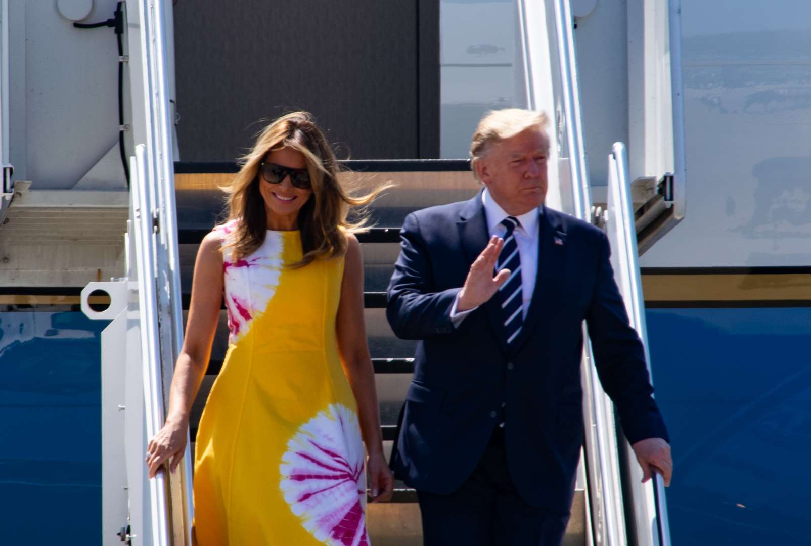 Phu nhân Melania Trump đáp chuyến bay xuống Pháp với chiếc đầm ngắn có màu xoài chủ đạo của Calvin Klein (Ảnh: GETTY)&nbsp;