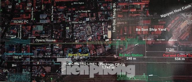 Ngày 25/8, cán bộ Ban quản lý đường sắt đô thị TPHCM đã đưa phóng viên “đột kích” hai đường hầm xuyên lòng đất ở trung tâm quận 1 (TPHCM).