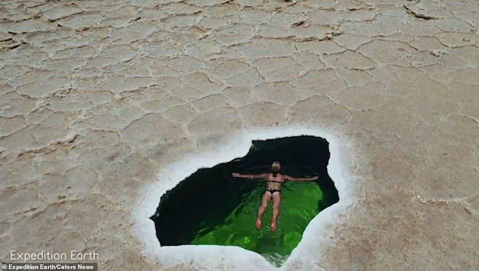 Hồ bơi tự nhiên tuyệt đẹp nằm chơ vơ giữa sa mạc muối nóng nhất thế giới - 1