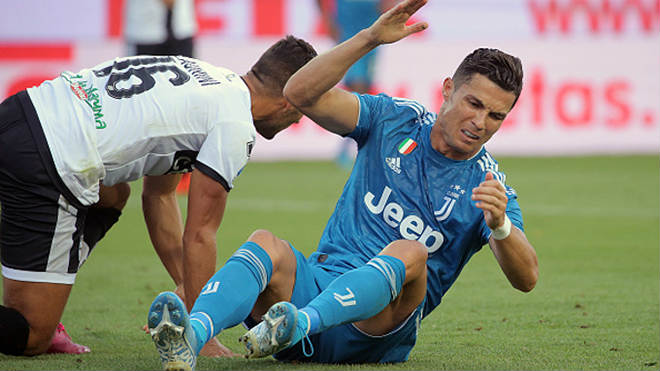 Ronaldo bực tức vì VAR tước đi bàn thắng của anh khi Juventus làm khách của Parma cuối tuần qua ở vòng 1 Serie A