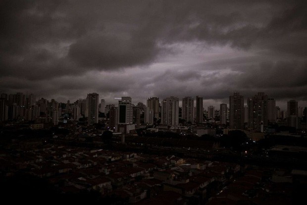 Thành phố Sao Paulo ở Brazil chìm trong bóng tối giữa ban ngày.