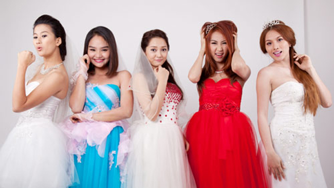 5 người đẹp làm con của Hoài Linh trong phim hài Tết 2013 "Nhà có 5 nàng tiên" sau 6 năm có nhiều thay đổi.