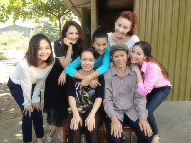 Hoài Linh vào vai Tiên Cảnh, nhặt được 5 bé gái mồ côi rồi từ đó nuôi chúng khôn lớn.