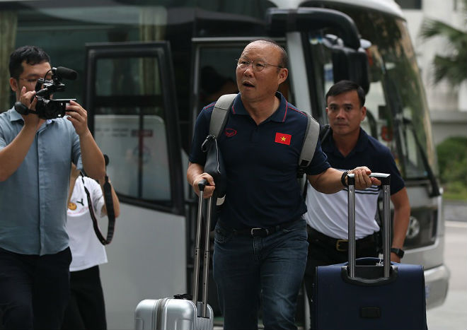 HLV Park Hang Seo tất tả xách hành lý đến khách sạn La Thành chuẩn bị gặp gỡ các tuyển thủ ĐT Việt Nam đợt hội quân quan trọng lần này