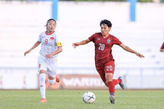 Huỳnh Như (trái) lĩnh thẻ đỏ ngay sau khi ăn mừng bàn thắng giúp Việt Nam dẫn trước chủ nhà Thái Lan trong hiệp phụ trận chung kết giải Vô địch nữ Đông Nam Á 2019 trên sân Chonburi