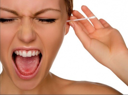 Bông tăm không đảm bảo, sử dụng ngoáy tai có thể đưa thêm vi khuẩn, nấm từ môi trường bên ngoài xâm nhập vào da ống tai. Ảnh minh họa: T.L